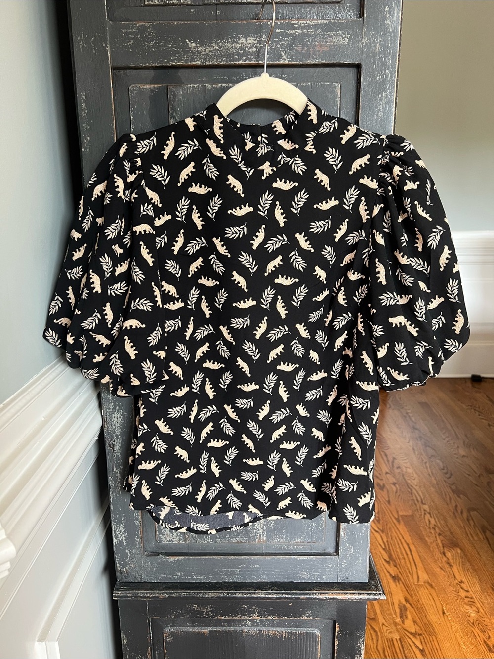 THML Leopard on the Prowl Black Blouse with Cream Leaf Print. Sz S NWT